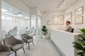 Intérieur d'un cabinet dentaire moderne à Saint-Étienne avec accueil soigné et équipements professionnels